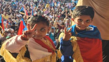 لليوم الرابع.. آلاف يحتشدون في ساحة الاعتصام بعدن للمطالبة بإعلان دولة الجنوب (صور) لليوم الرابع.. آلاف يحتشدون في ساحة الاعتصام بعدن للمطالبة بإعلان دولة الجنوب (صور)