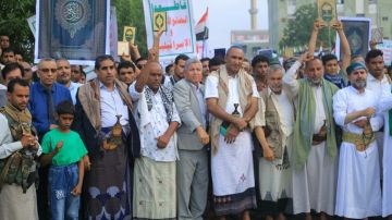 مسيرة كبرى لطلاب الجامعات والمعاهد بالحديدة رفضا للإساءة الأمريكية للقرآن الكريم