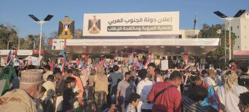 ساحة الاعتصام المفتوح بالعاصمة عدن تستقبل حشودا جماهيرية من مديريتي صبر والشيخ عثمان