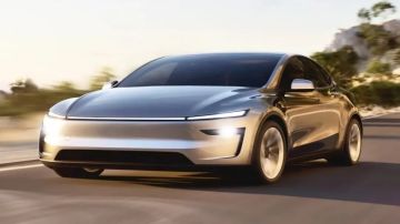 إيلون ماسك يعلن إتاحة إرسال الرسائل أثناء القيادة عبر نظام تسلا FSD