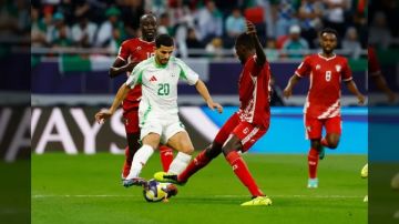 العراق يبدأ مشواره في كأس العرب بفوز صعب على البحرين والجزائر تتعادل مع السودان العراق يبدأ مشواره في كأس العرب بفوز صعب على البحرين والجزائر تتعادل مع السودان