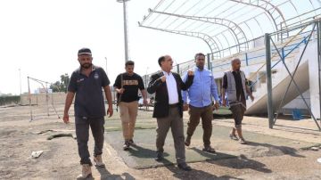 مدير عام دارسعد يتفقد سير العمل ومستوى الانجاز في مشروع إعادة تأهيل وترميم ملعب نادي نصر عدن الرياضي