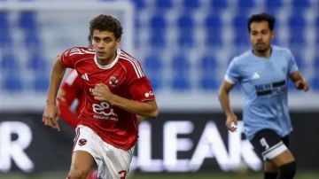 الأهلي يهيمن على مجريات الشوط ويهدد مرمى الاتصالات