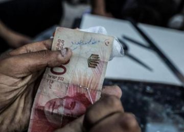 خبير: منع إدخال السيولة لغزة حرب اقتصادية ممنهجة تدفع بالقطاع المالي إلى السوق السوداء خبير: منع إدخال السيولة لغزة حرب اقتصادية ممنهجة تدفع بالقطاع المالي إلى السوق السوداء