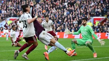 أستون فيلا يسقط آرسنال بفوز درامي.. ويقدم هدية للسيتي أستون فيلا يسقط آرسنال بفوز درامي.. ويقدم هدية للسيتي