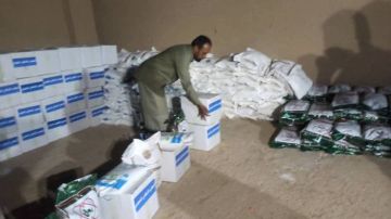 انتقالي القطن يواصل توزيع السلال الغذائية على الأسر الأشد احتياجا انتقالي القطن يواصل توزيع السلال الغذائية على الأسر الأشد احتياجا