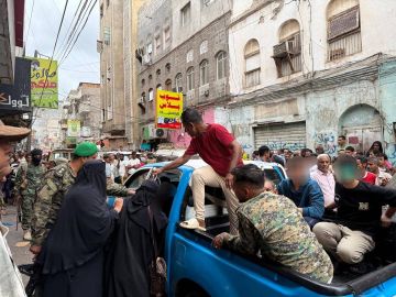 نيابة الصناعة والتجارة تنفذ حكما قضائيا بتفتيش وجرد صيدلية مخالفة في عدن