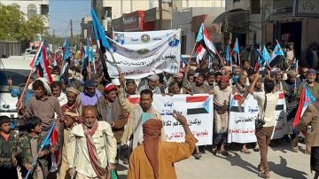 مسيرة جماهيرية في عتق تطالب بإعلان الاستقلال الثاني مسيرة جماهيرية في عتق تطالب بإعلان الاستقلال الثاني