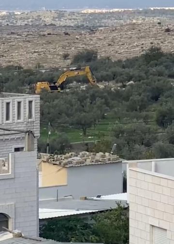 منظمة البيدر: العدو الصهيوني يجرف أراض ويقتلع أشجار الزيتون غرب رام الله منظمة البيدر: العدو الصهيوني يجرف أراض ويقتلع أشجار الزيتون غرب رام الله