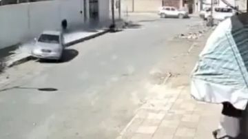 شاهد .. خروج سيارة تقودها امرأة من الخط وتدهس اطفال بجانب مدرسة في صنعاء (فيديو)