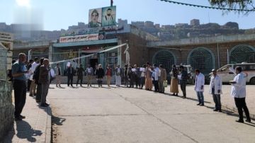 وقفة احتجاجية لكوادر مستشفى الشهيد المغني في السدة بإب تنديدا بالإساءة الأمريكية للقرآن الكريم وقفة احتجاجية لكوادر مستشفى الشهيد المغني في السدة بإب تنديدا بالإساءة الأمريكية للقرآن الكريم