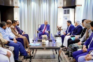 الرئيس الزبيدي يستقبل وفدا من أبناء المهرة ويجدد دعمه لتمكين أبناء المحافظة من إدارة شؤونهم