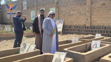 السامعي يزور أضرحة شهداء العاشر من سبتمبر من الصحفيين والإعلاميين السامعي يزور أضرحة شهداء العاشر من سبتمبر من الصحفيين والإعلاميين