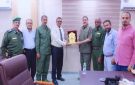 مدير أمن العاصمة عدن يكرم المدير العام لمؤسسة مطابع الكتاب المدرسي تقديرا لجهوده في طباعة السجلات الأمنية - ye