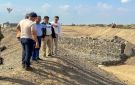 فريق وزارة الزراعة والري يقف على أعمال مشروع حماية أراضي المزارعين بلحج