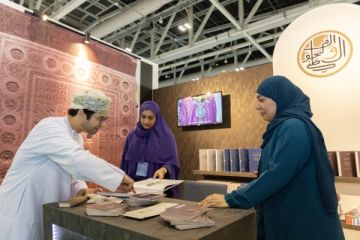 معرض مسقط الدولي للكتاب: إصدارات متحفية ومقتنيات نادرة في ركن المتحف الوطني