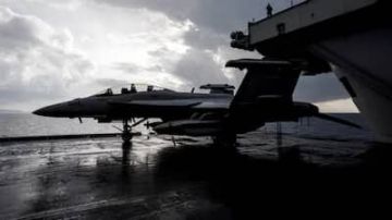 البحرية الأمريكية تعترف بسقوط مقاتلة في البحر الأحمر بقيمة 70 مليون دولار