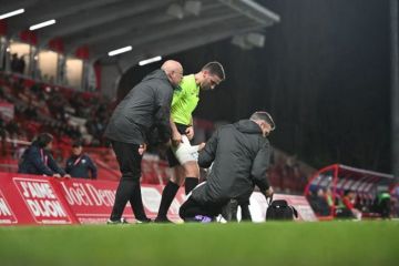 توقف مباراة بالدوري الفرنسي بعد إلقاء غرض على حكم مساعد