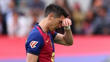 برشلونة يكشف تفاصيل إصابة لاعبه ليفاندوفسكي