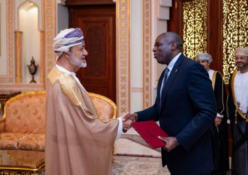 سلطان عمان يعقد مباحثات في مسقط مع وزير خارجية المملكة المتحدة