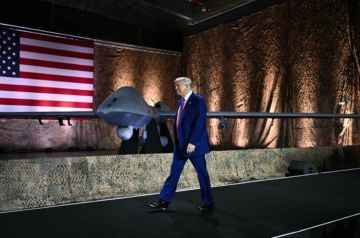 تساقطت كأوراق الخريف.. محللون وناشطون يسخرون من ظهور ترامب مع طائرة MQ-9 في قاعدة العديد الجوية بقطر