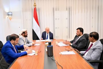 العليمي يتمسك بتفكيك الانتقالي لإنقاذ عدن ويعرض اتفاق مع الحوثيين العليمي يتمسك بتفكيك الانتقالي لإنقاذ عدن ويعرض اتفاق مع الحوثيين