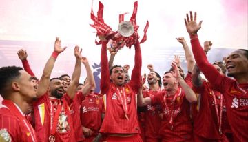 فان دايك يرفع كأس الدوري الإنجليزي وسط احتفالات مهيبة