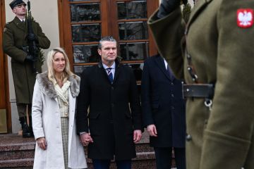 تحقيق في البنتاغون بشأن مشاركة وزير الدفاع أسرار ضرب الحوثي مع زوجته وشقيقه