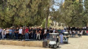 عشرات الآلاف يؤدون صلاة الجمعة في المسجد الأقصى