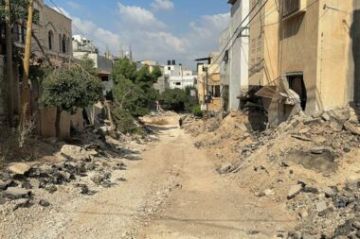 العدو الإسرائيلي يجرف شارعا ويداهم منزلين في الحي الشرقي في جنين