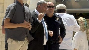 القدس.. بن غفير يجدد اقتحامه لباحات المسجد الأقصى القدس.. بن غفير يجدد اقتحامه لباحات المسجد الأقصى