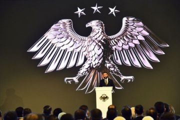 العقاب الذهبي وثلاث نجوم.. ما الرسائل التي حملها شعار سوريا الجديد؟