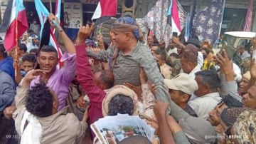 الضالع.. مظاهرة تطالب بتوفير الخدمات الأساسية وتندد بأداء الحكومة الضالع.. مظاهرة تطالب بتوفير الخدمات الأساسية وتندد بأداء الحكومة