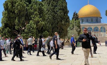 عشرات المستوطنين يدنسون الأقصى ويؤدون طقوسا تلمودية عشرات المستوطنين يدنسون الأقصى ويؤدون طقوسا تلمودية