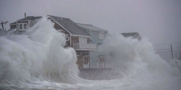 عاصفة استوائية تتشكل قبالة الساحل الجنوبي الشرقي لأمريكا