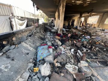 حرائق ضخمة تلتهم أجساد النازحين في مدرسة مصطفى حافظ بغزة عقب قصف للاحتلال 