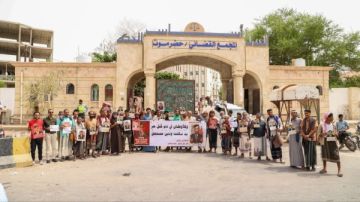 وقفة احتجاجية في المكلا للمطالبة بالإفراج الفوري عن الصحفي مزاحم باجابر وقفة احتجاجية في المكلا للمطالبة بالإفراج الفوري عن الصحفي مزاحم باجابر