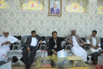 محافظ المهرة يعقد اجتماعا موسعا مع قيادات الأحزاب والمكونات السياسية بالمحافظة