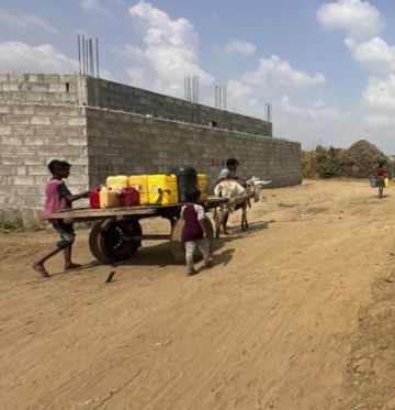 أطفال اليمن يقطعون مسافات طويلة يوميا تحت أشعة الشمس الحارقة لجلب الماء (ترجمة خاصة)