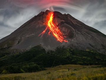 ثوران بركان في جزيرة فلوريس الإندونيسية ثوران بركان في جزيرة فلوريس الإندونيسية