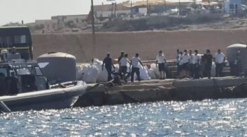 مصرع العشرات جراء انقلاب قارب للمهاجرين قبالة جزيرة لامبيدوزا الإيطالية مصرع العشرات جراء انقلاب قارب للمهاجرين قبالة جزيرة لامبيدوزا الإيطالية