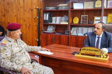 محافظ حضرموت يناقش مع قائد المنطقة العسكرية الأولى جوانب تعزيز الأمن والاستقرار