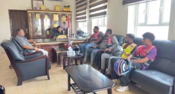 أمين عام محلي المهرة يلتقي فريق حضرموت للدراجات النارية في أولى رحلاته للمحافظة