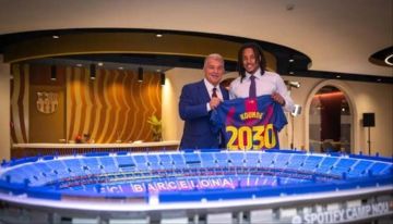 برشلونة يجدد عقد مدافعه الفرنسي حتى عام 2030 برشلونة يجدد عقد مدافعه الفرنسي حتى عام 2030