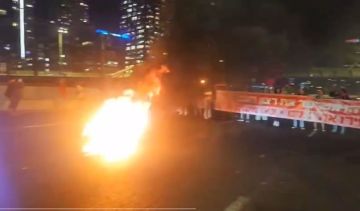 احتجاجات غاضبة تغلق شارعا رئيسيا وسط تل أبيب.. ومطالبة بصفقة شاملة لتبادل الأسرى احتجاجات غاضبة تغلق شارعا رئيسيا وسط تل أبيب.. ومطالبة بصفقة شاملة لتبادل الأسرى