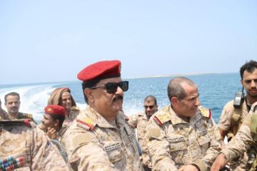 وزير الدفاع يتفقد جبهات ومواقع المنطقة في العسكرية الخامسة بمحافظة حجة وزير الدفاع يتفقد جبهات ومواقع المنطقة في العسكرية الخامسة بمحافظة حجة