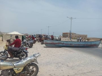 حضرموت.. محتجون يقطعون الشارع العام بمدينة الحامي تنديدا بتدهور الخدمات