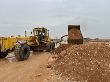 مؤسسة الطرق والجسور بالمهرة تنفذ أعمال ردم وإزالة مخلفات السيول في الغيضة