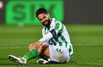 ريال بيتيس يعلن إصابة لاعبه إيسكو بكسر جديد