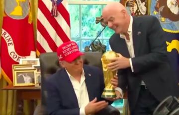 ”من ميسي إلى ترامب: رحلة مجسم كأس العالم تُثير ضجة في البيت الأبيض” ”من ميسي إلى ترامب: رحلة مجسم كأس العالم تُثير ضجة في البيت الأبيض”